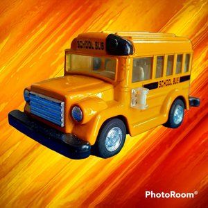 School Bus KINTOY DIECAST COLLECTIBLE COD/J-28